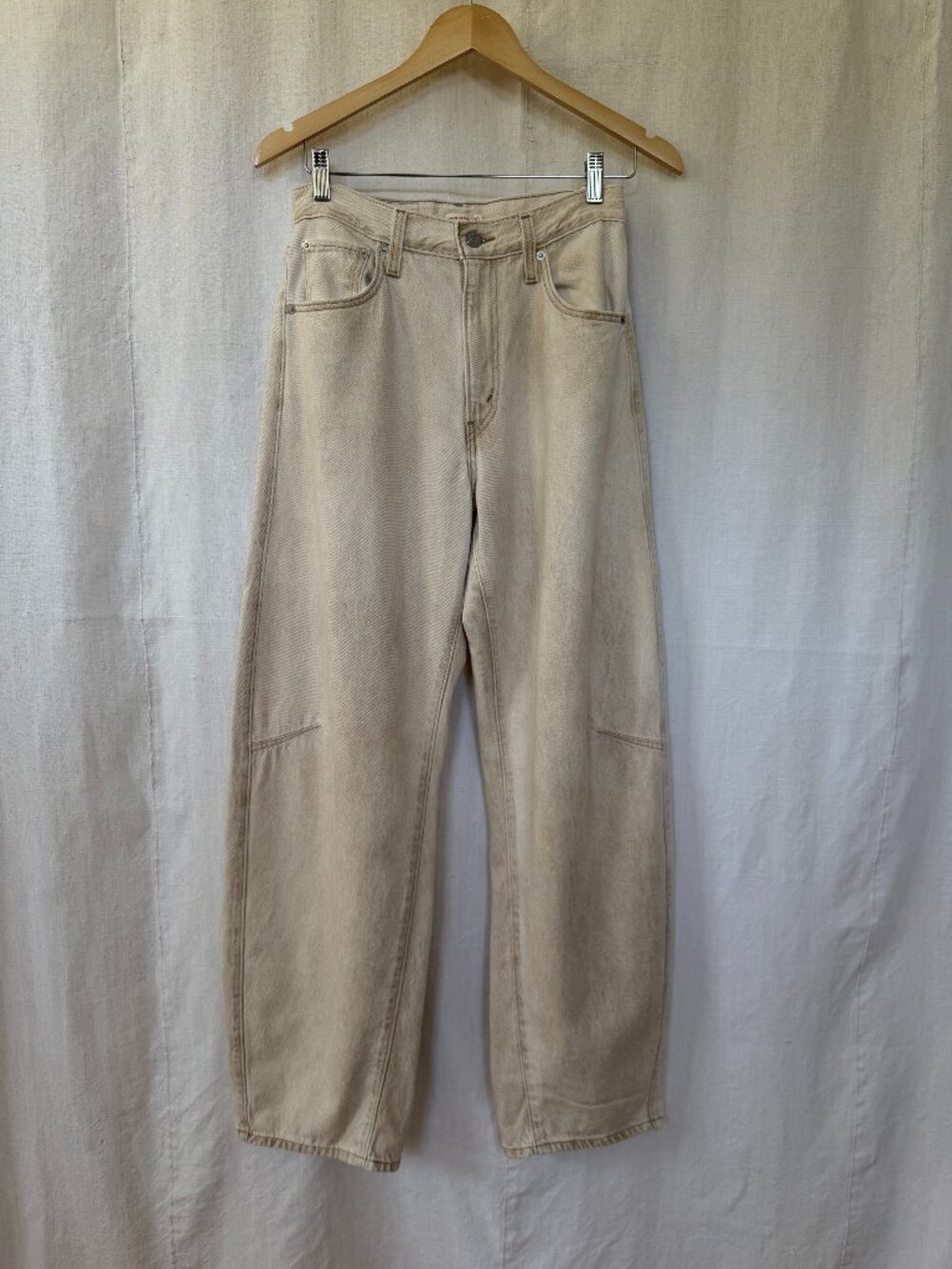 Levi's Cinch Barrel Jeans, size 28, cream/tan